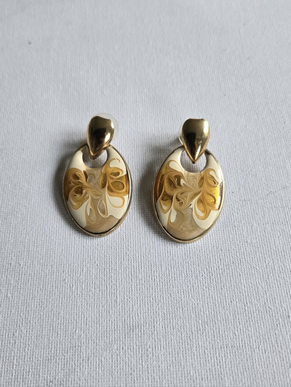 Vintage 1980s Gold-Tone Swirl Enamel Oval Dangle Earrings